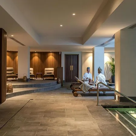 Cap St Georges & מלון